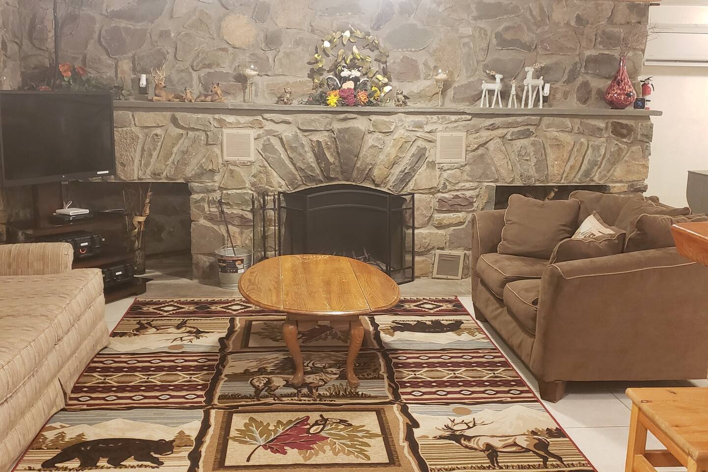 A unique feature of Pepe's Chateau is the unusually large fireplace hearth with REAL ROCKS & matching bar made from rocks on property. Large spacious sitting area perfect for the kids to play and hang out as a family. All rooms have fun themed rugs & decor