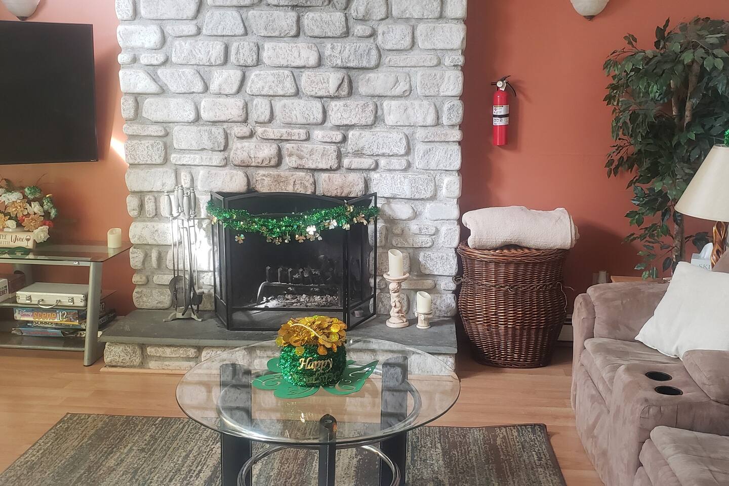 Pepe's Chateau HotTub & Firepit, Jacuzzi, Ev Charger - Long Pond