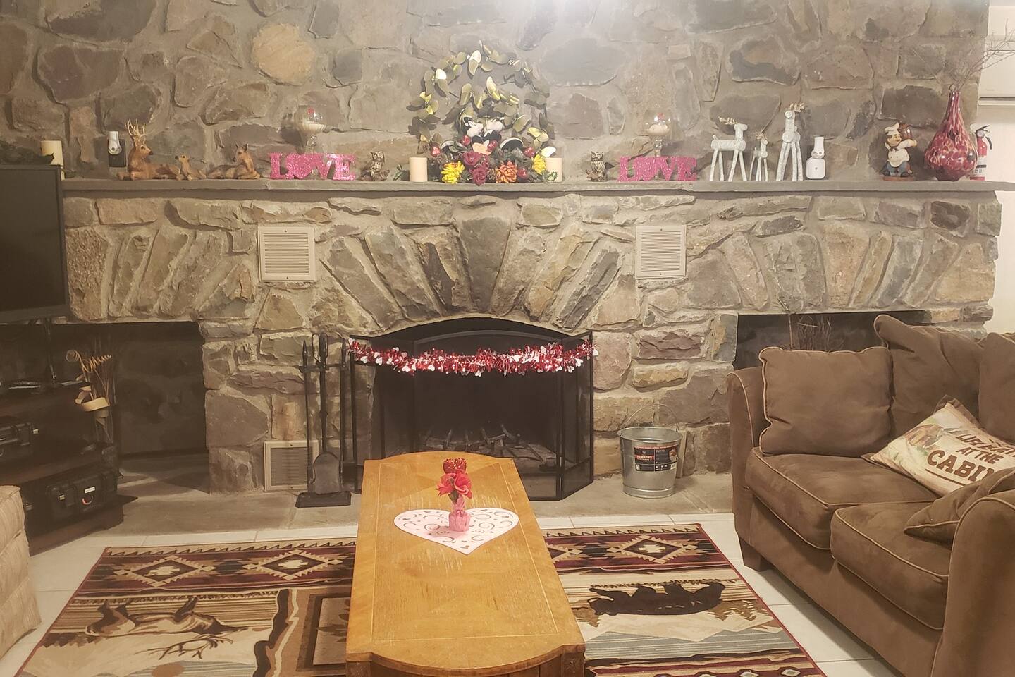 Pepe's Chateau HotTub & Firepit, Jacuzzi, Ev Charger - Long Pond