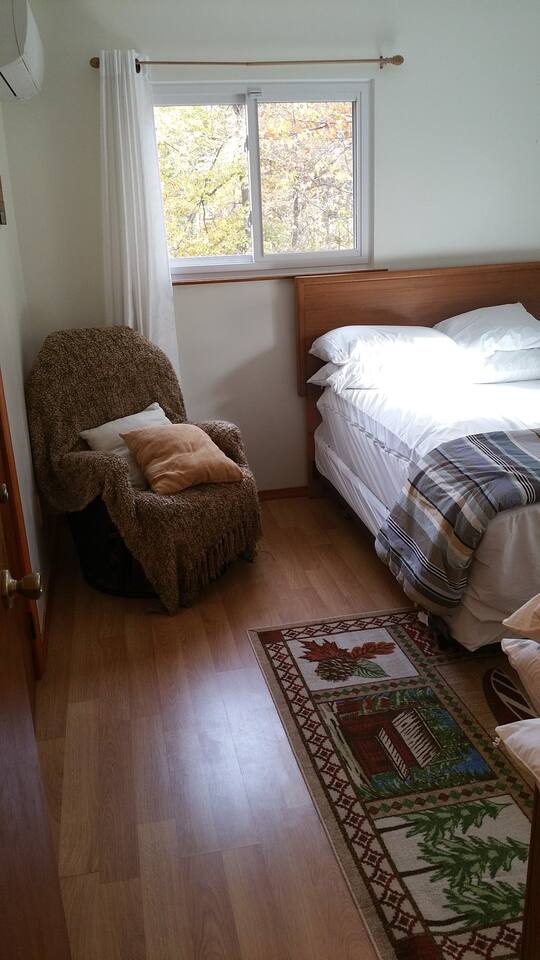 Pepe's Chateau HotTub & Firepit, Jacuzzi, Ev Charger - Long Pond