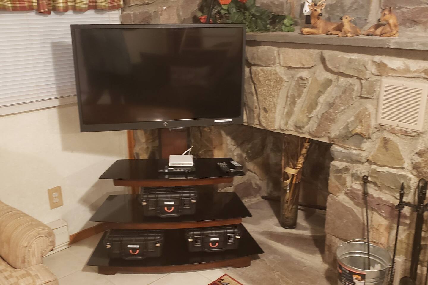 Den contains fun and games for all ages. You can relive your childhood with a Mini Sega, Mini Playstation, Mini Super Nintendo all preloaded with hundreds of old school games! Introduce the next generation to the classics.