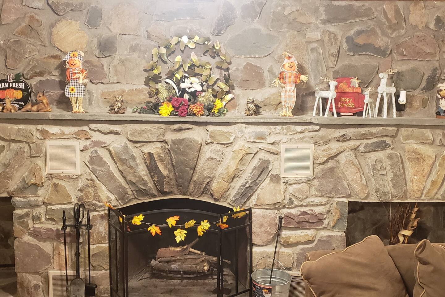 The den mantle decorated in Fall motif!