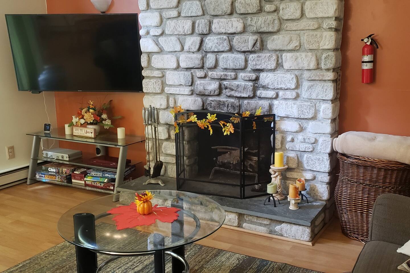 Pepe's Chateau HotTub & Firepit, Jacuzzi, Ev Charger - Long Pond