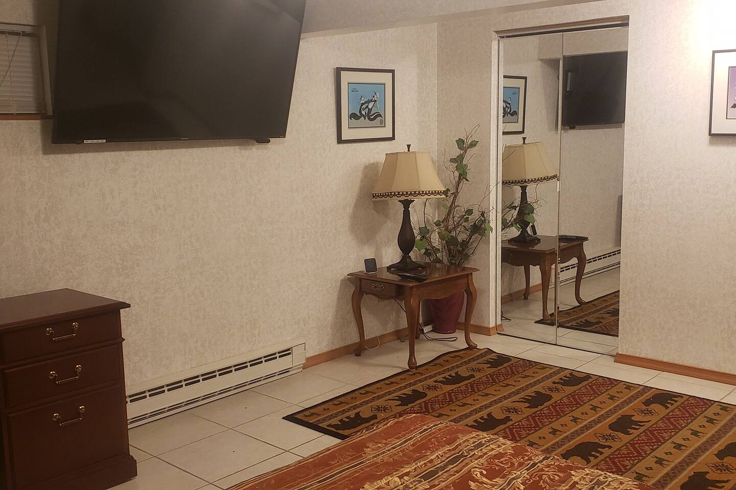 See? Pepe decor everywhere on walls....in staying with the theme. lol