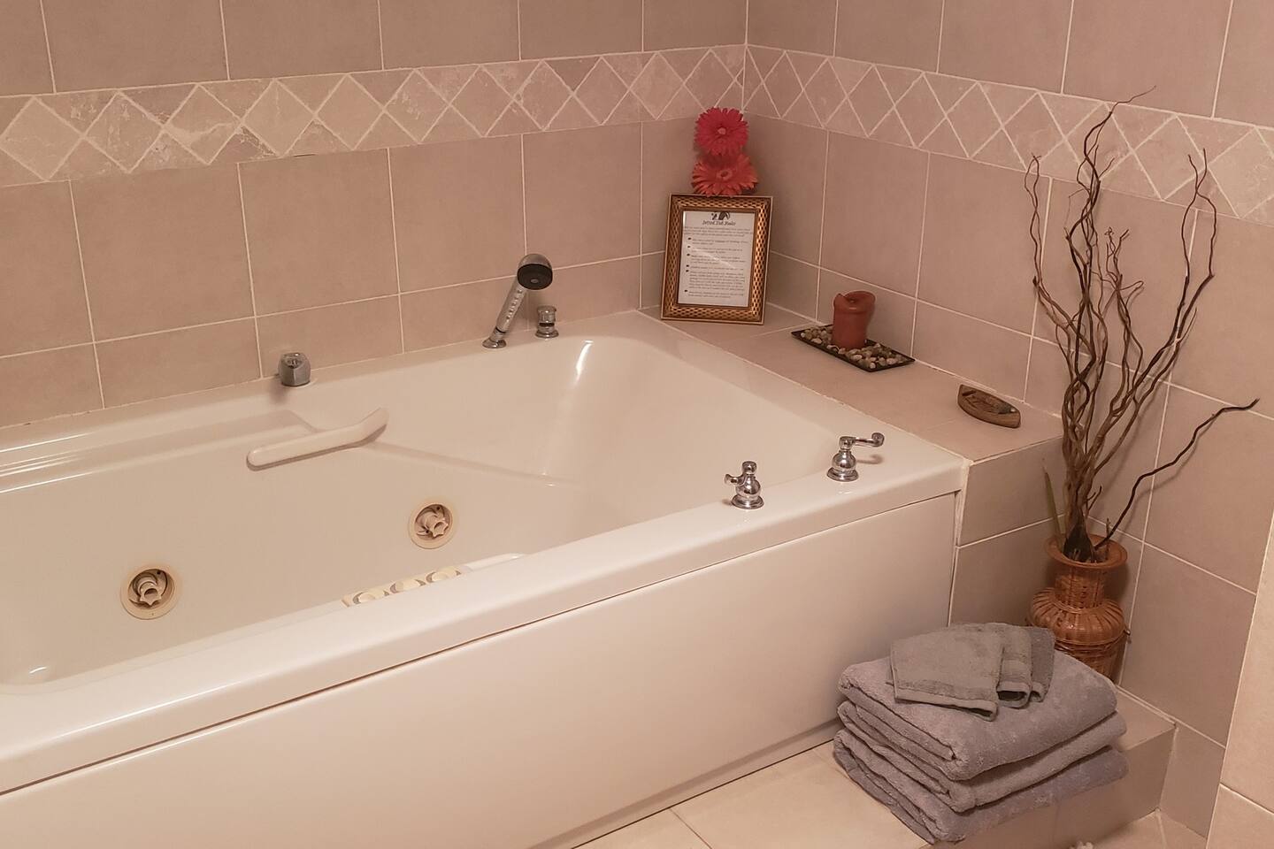 The main feature of Pepe's Chateau is the nice lovely relaxing Jacuzzi tub. Relax in this & enjoy the jets after a looooong day of sightseeing, snow tubing, beach going, or playing.