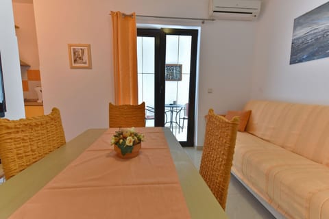 Apartments Helena - Unit 207014-16