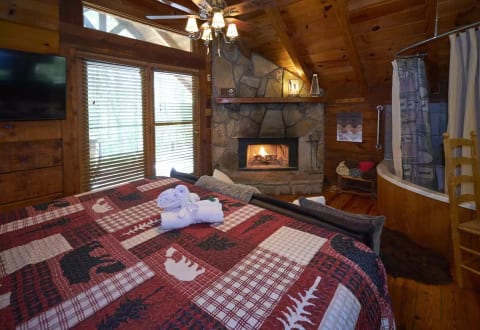 Ladyslipper Timeless Romance; Mins to town. Hottub, Secluded