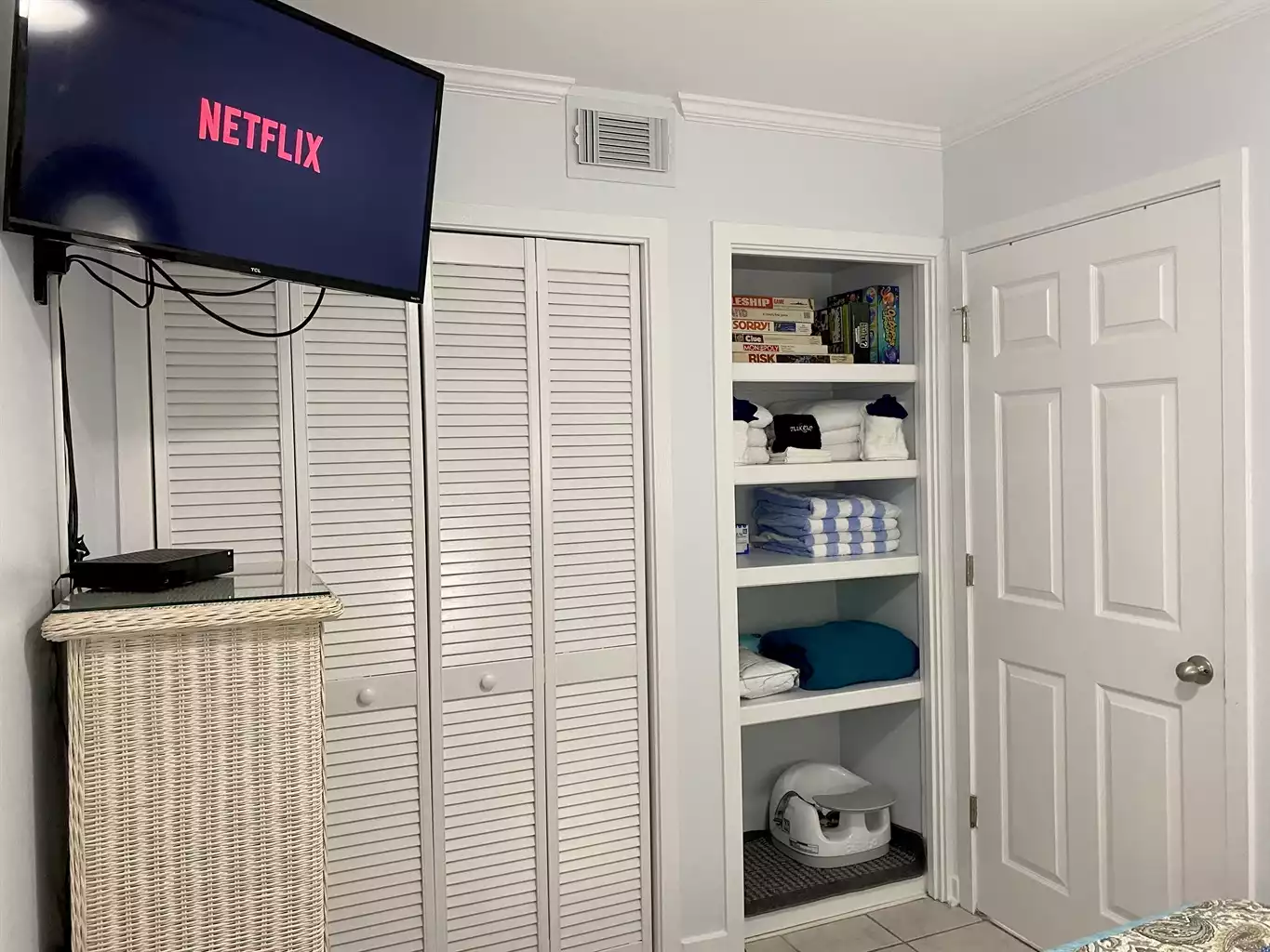 Bedroom Roku tv, closets, linens, bumbo seat & games! Bedroom Roku tv, closets, linens, bumbo seat & games! - Nature Lovers Lagoon - Myrtle Beach