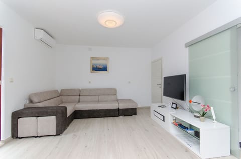 Apartment Ana with private pool - Unit 206729-16