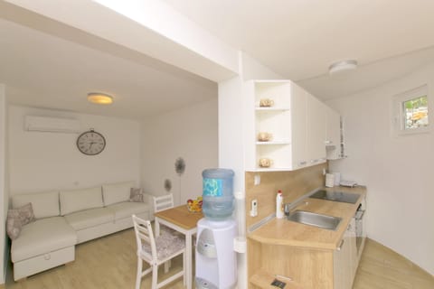 House Anica - Unit 180674-5