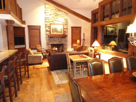 Ski in/out!, Large 4 BD+ loft, Great Views*Shuttle!