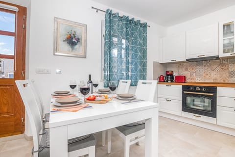 House Tia - Unit 182464-5