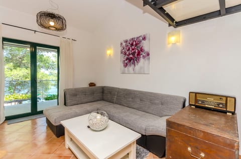House Nostalgia - Unit 202751-5