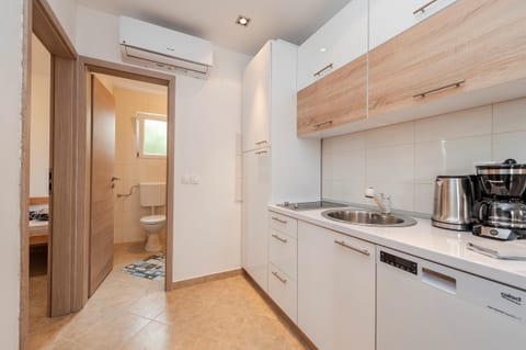 Apartment Simic - Unit 202960-5
