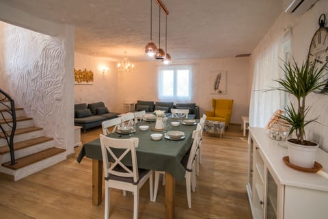 Villa Harmony - Unit 202990-5
