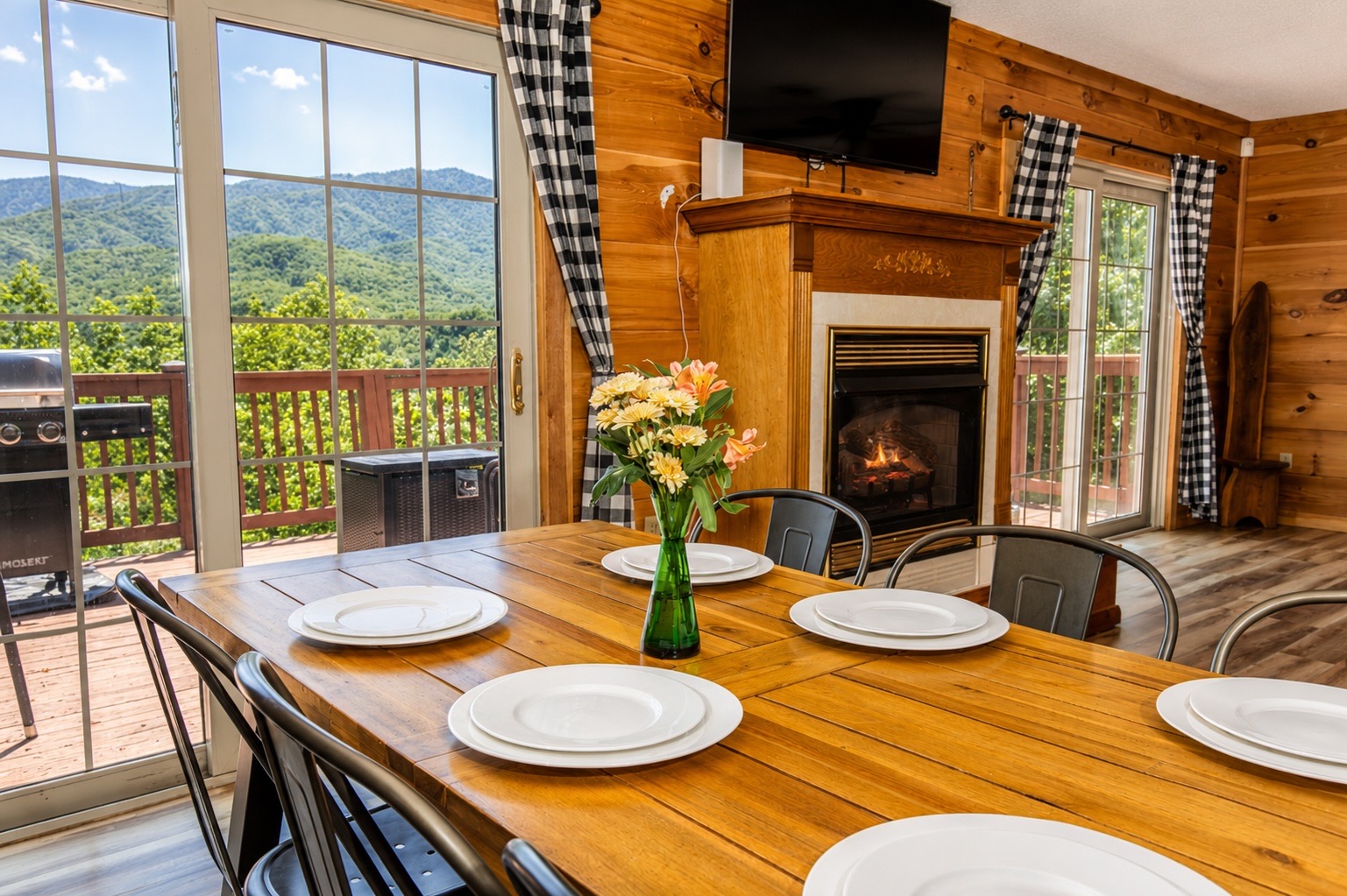 Scenic dining with cozy ambiance