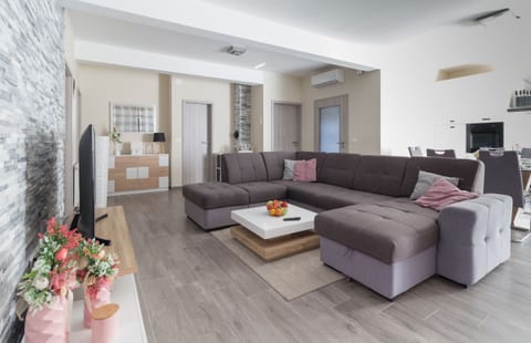 Villa Nicolle - Unit 205273-5