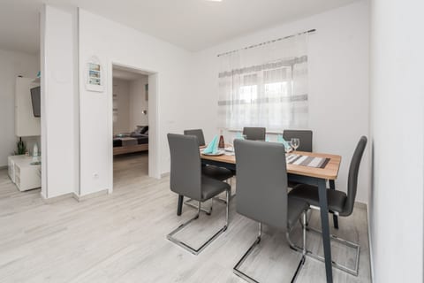 Apartments Bircic - Unit 208734-5