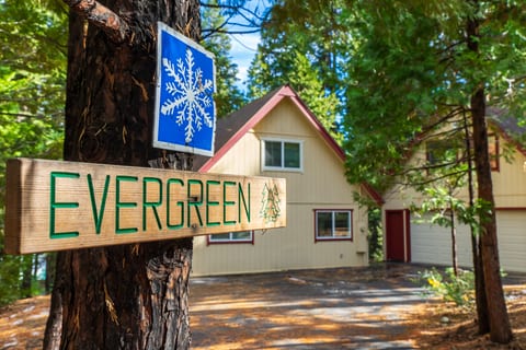 Evergreen Dorrington Chalet