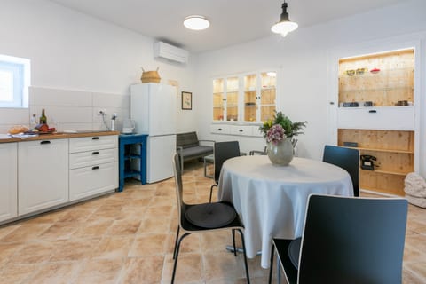 House Goldie - Unit 210525-16