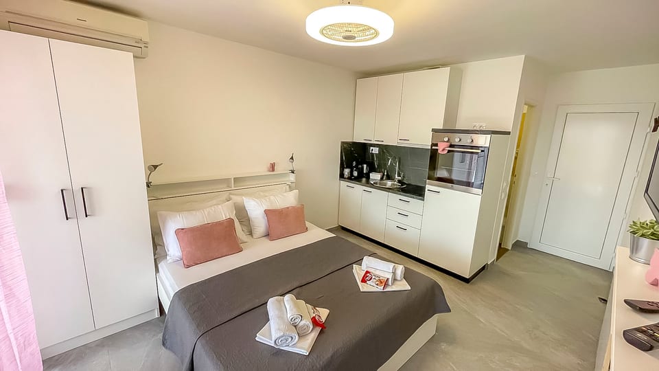 Apartments Rouge - Unit 210722-16