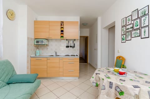Apartment Mario - Unit 211000-16