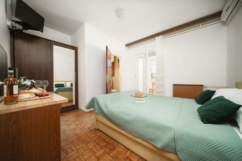 Apartment and Rooms Mrkovic Top Lokacija i Parking - Unit 211615-16