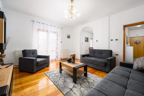 Apartment Paradiz - Unit 211610-16