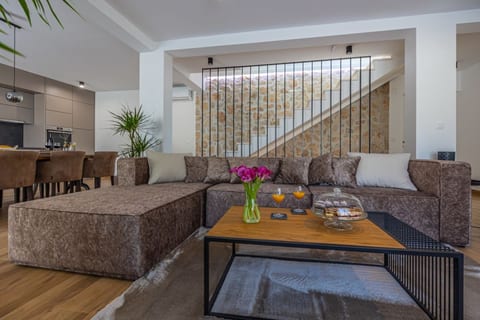 Villa Jackie - Unit 369710-13