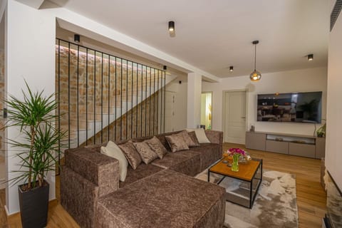 Villa Jackie - Unit 369710-13