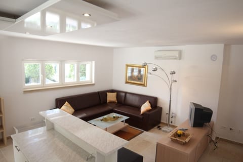 Apartments Adrian - Unit 370523-13