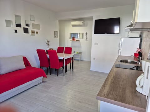 Apartments R and E - Unit 370695-13