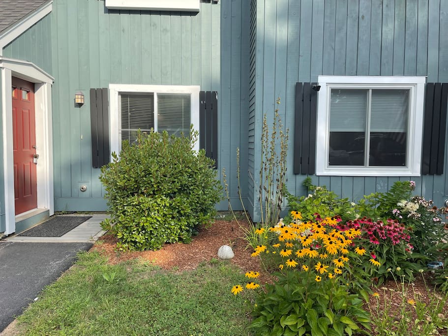 One parking spot available directly in front of unit - Walk to town, minutes to Loon Mountain - Woodstock