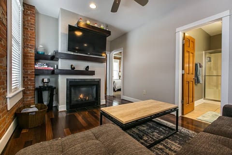 Drake House: City View with Private Hot Tub