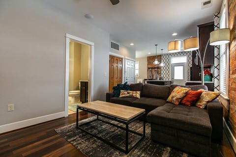 Drake House: City View with Private Hot Tub