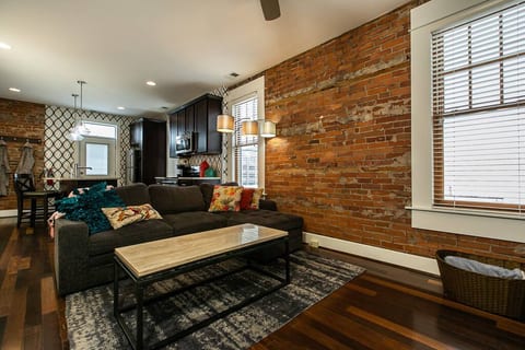 Drake House: City View with Private Hot Tub
