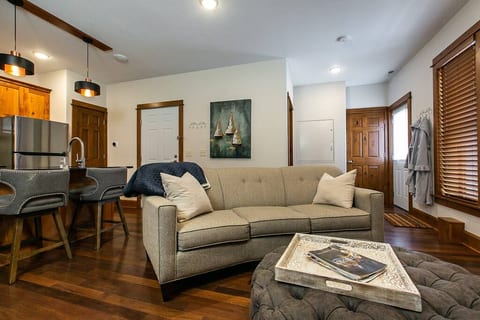 Drake House: The Loft with Private Hot Tub