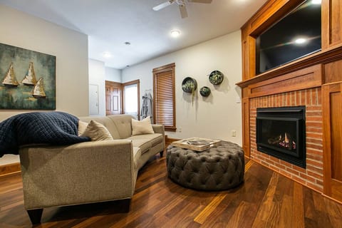 Drake House: The Loft with Private Hot Tub