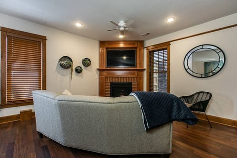 Drake House: The Loft with Private Hot Tub