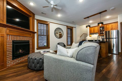 Drake House: The Loft with Private Hot Tub
