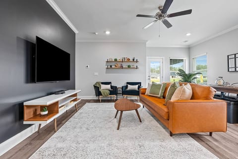 Lakefront 5 BR | Patio+Grill | RTJ | Game Room