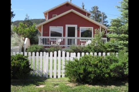 Charming Hilltop Cottage- Near Downtown WIFI