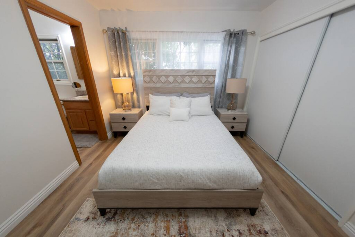 Virtual Tour: https://my.matterport.com/show/?m=69HM9Eq79Nr

Well designed bedroom with attached bathroom