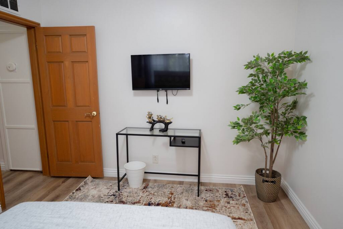 Virtual Tour: https://my.matterport.com/show/?m=69HM9Eq79Nr

Roku Smart TV installed