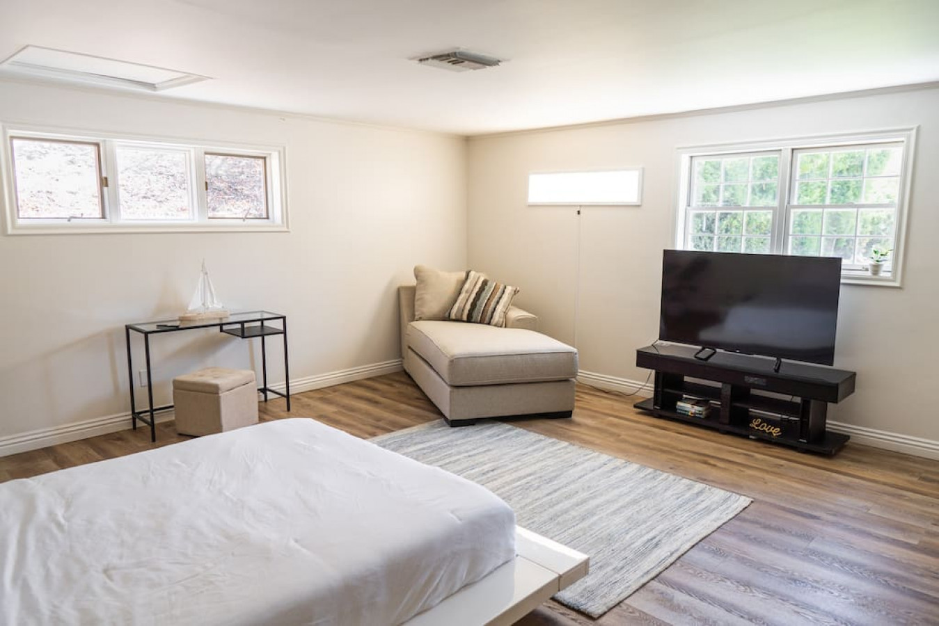 POOL!: 4BR BURBANK HOUSE w/ *SWIMMING POOL* and LARGE FENCED PATIO/YARD (p12) - Burbank