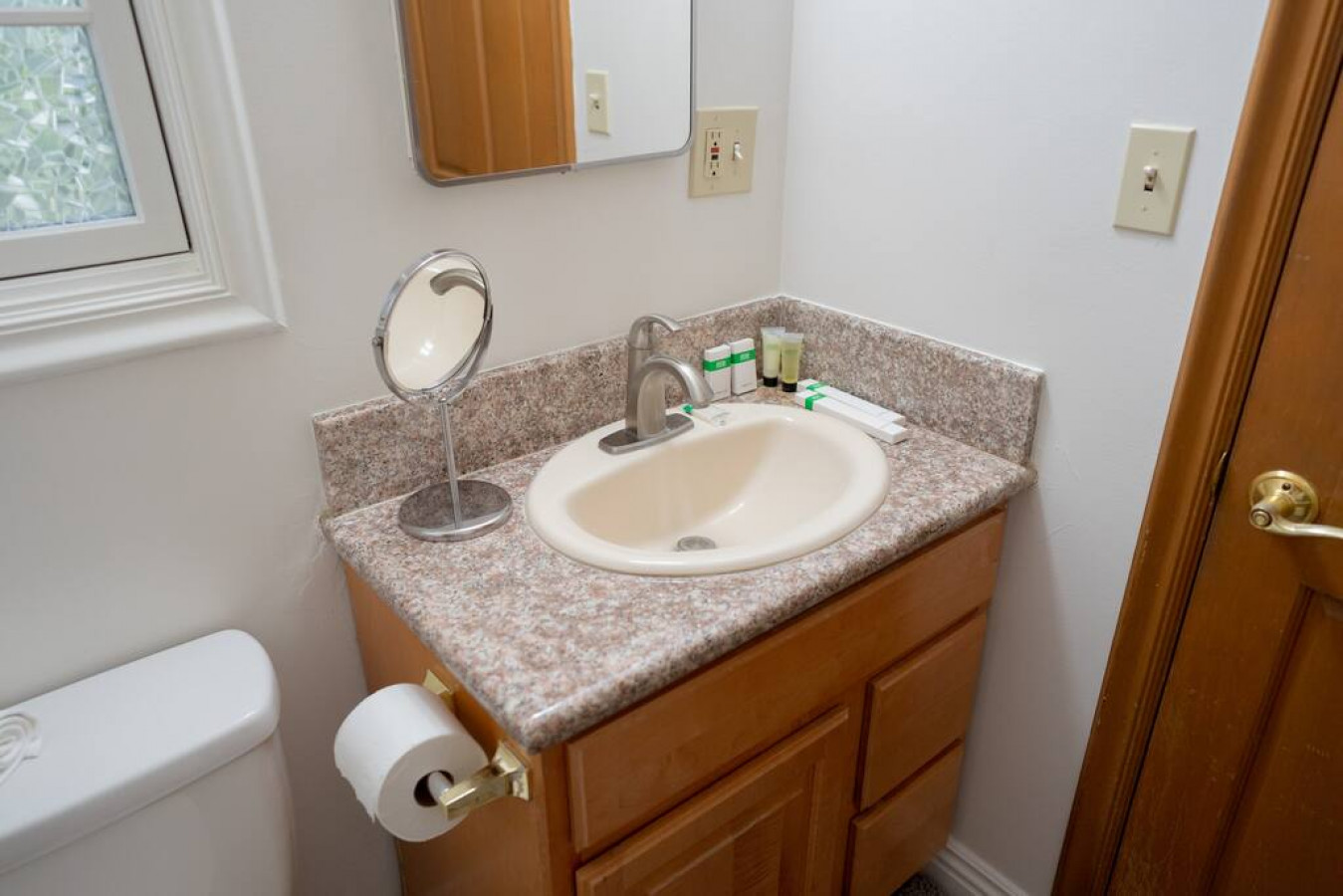 Virtual Tour: https://my.matterport.com/show/?m=69HM9Eq79Nr

Your full bathroom with all the basics