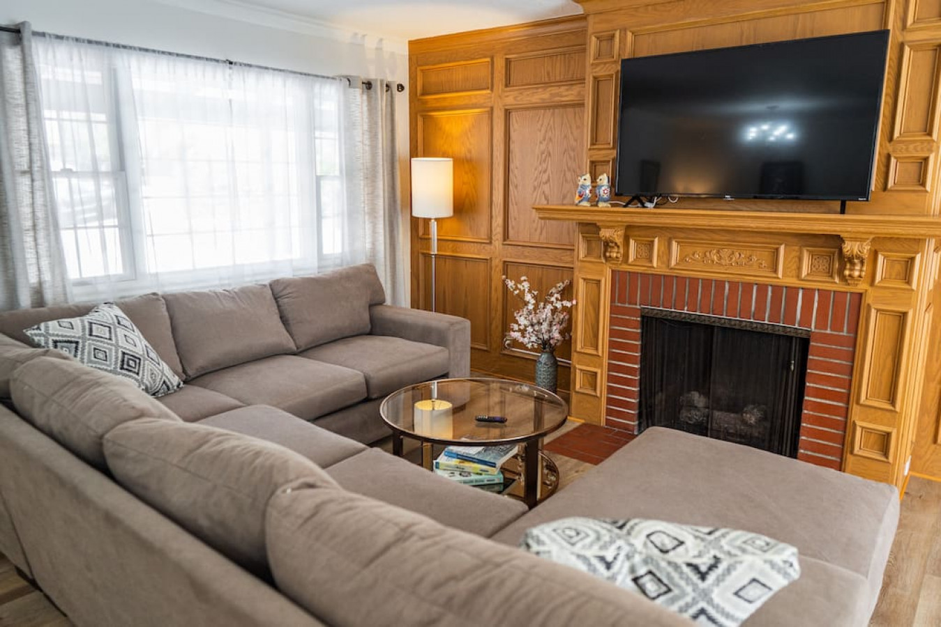 POOL!: 4BR BURBANK HOUSE w/ *SWIMMING POOL* and LARGE FENCED PATIO/YARD (p12) - Burbank