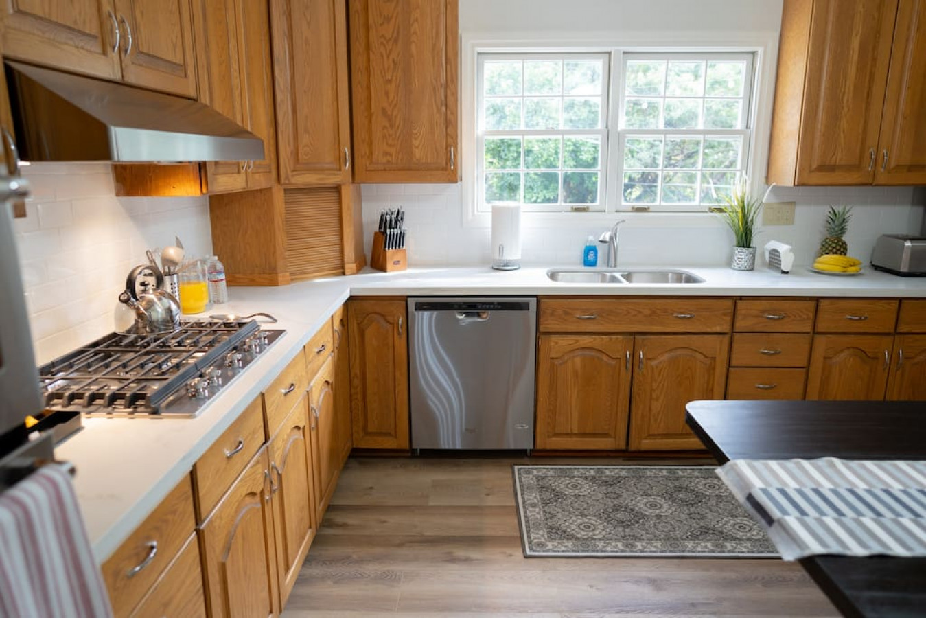 Virtual Tour: https://my.matterport.com/show/?m=69HM9Eq79Nr

The kitchen is stocked with all the basics