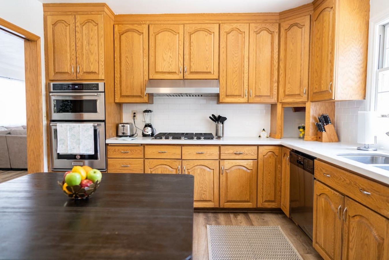 POOL!: 4BR BURBANK HOUSE w/ *SWIMMING POOL* and LARGE FENCED PATIO/YARD (p12) - Burbank