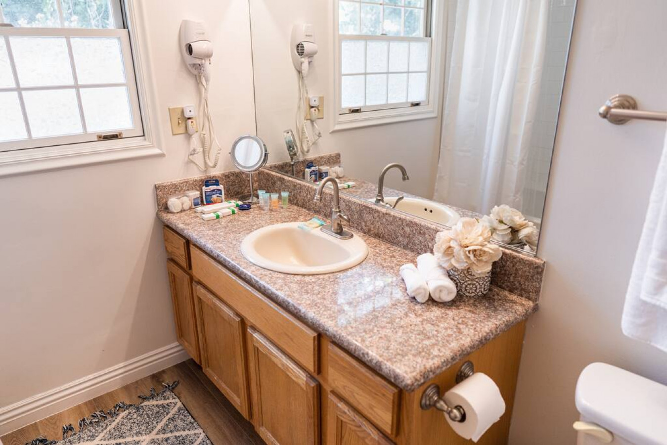 POOL!: 4BR BURBANK HOUSE w/ *SWIMMING POOL* and LARGE FENCED PATIO/YARD (p12) - Burbank